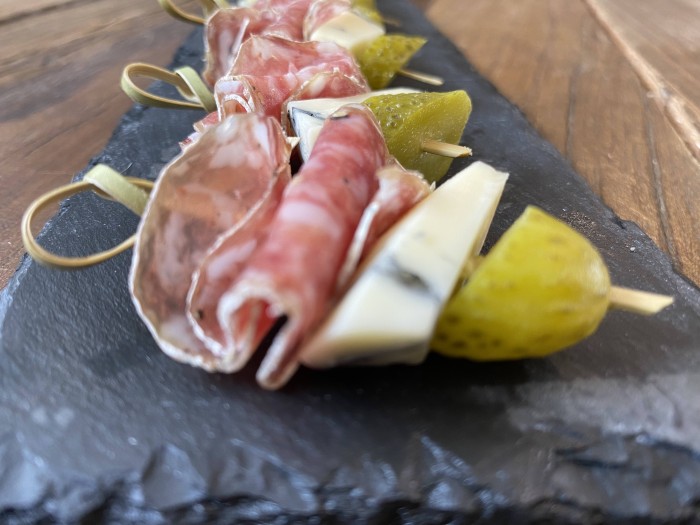 Brochette salée cocktail saucisson, morbier et cornichon, épicerie Huguette & Henri