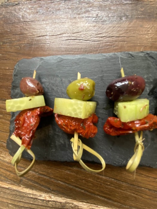 Olive marinée, concombre et tomate confite