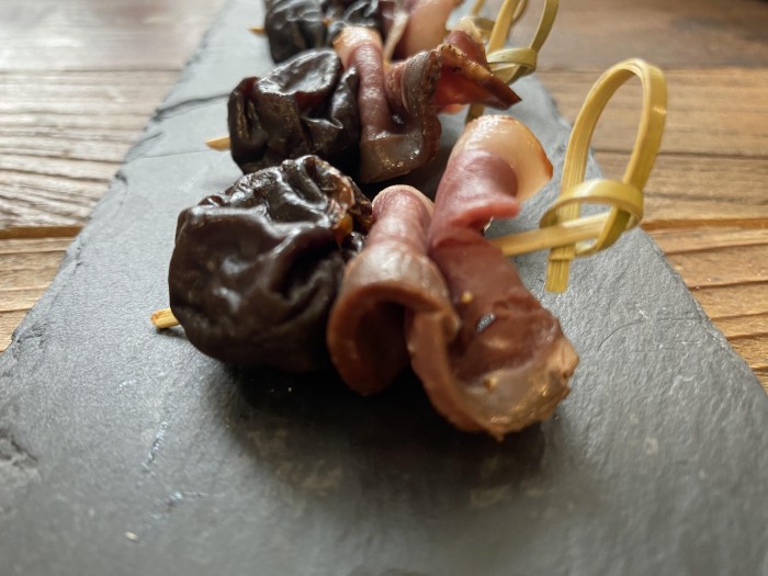 Brochette salée cocktail magret de canard fumé et pruneau d'Agen, Huguette & Henri