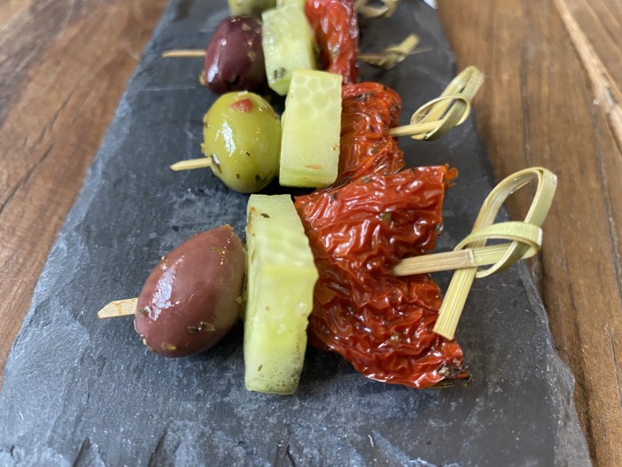 Olive marinée, concombre et tomate confite