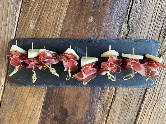 Brochettes de coppa et Petit Basque, épicerie Huguette & Henri